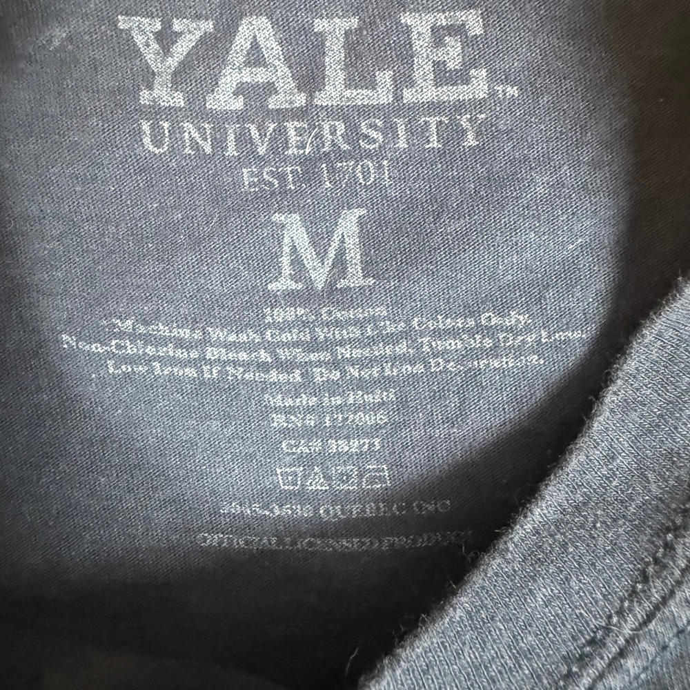 Yale University T-Shirt M Bulldog Golf Graphic Navy Blue Preppy Ivy Prepp y - Picture 3 of 7